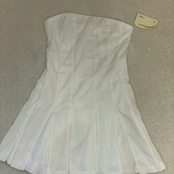 Elegant White Strapless Dress - Picture 3 of 4